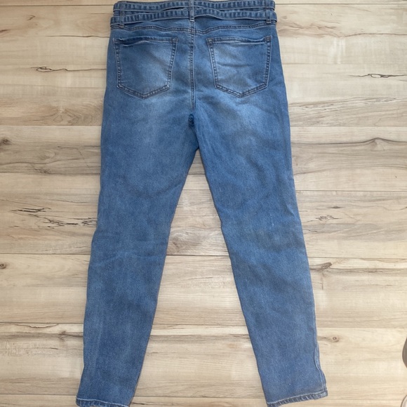 Almost Famous Juniors Size 7 Skinny Jeans with 2 Skinny Belts. Can be removed. - Picture 6 of 9